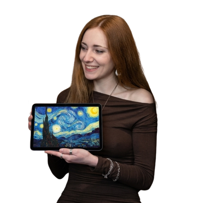 Eva Cayetana Somolinos mostrando La Noche Estrellada en la tablet de Synestec